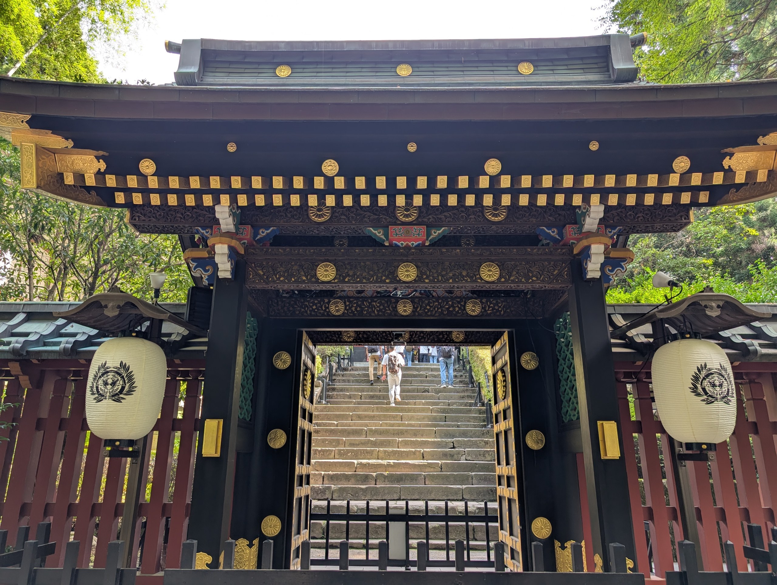 黒と金の門。その奥に石段